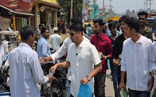 দাগনভূঞায় পেট্রোল পাম্পে ভীড়  বাইকারদের পাশে স্যালাইন নিয়ে ছাত্রদল