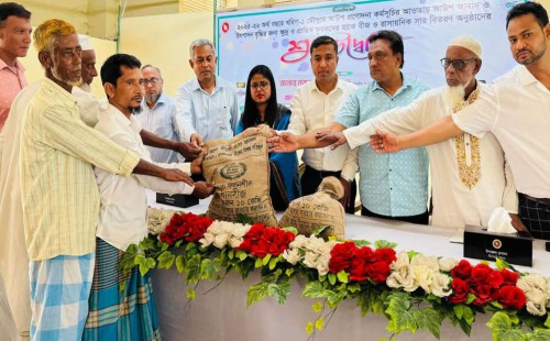 মিরসরাইয়ে কৃষকদের মাঝে বীজ ও সার বিতরণ