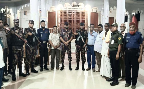 ছাগলনাইয়ায় পূজামণ্ডপ পরিদর্শন করলেন ৪ বিজিবি অধিনায়ক