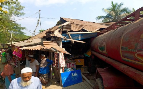তেলবাহী লরির চাপায় ব্যবসায়ীর মৃত্যু, আহত ২