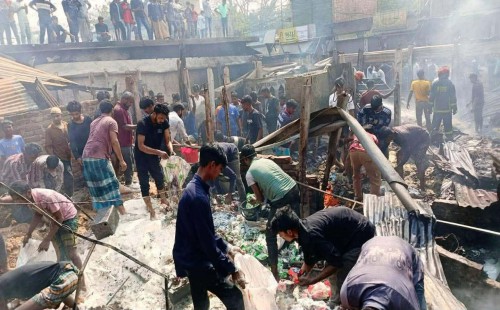 ভয়াবহ অগ্নিকাণ্ডে ১১টি দোকান পুড়ে ছাই, আড়াই কোটি টাকার ক্ষয়ক্ষতির আশংকা