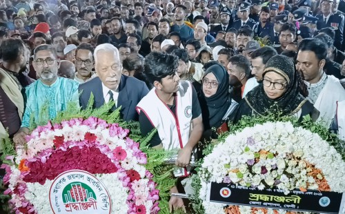 ফেনীতে ভাষা শহীদদের স্মরণে   শহীদ মিনারে সর্বস্তরের মানুষের শ্রদ্ধা