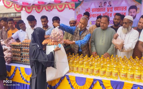 রমজানে স্বস্তির বাজার:  মুন্সীরহাটে ছাত্রদলের ন্যায্যমূল্যে পণ্য বিক্রি