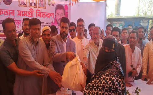 ছাগলনাইয়ার পাঠাননগরে ৫ শতাধিক পরিবারের মাঝে ইফতার সামগ্রী বিতরণ।