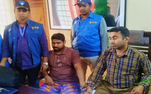 সোনাগাজীতে ঘুসের টাকা সহ পিআইও এবং কার্যসহকারী গ্রেফতার