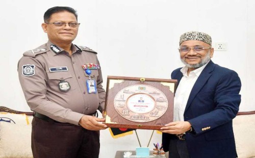 আইজিপির সঙ্গে স্টার লাইন গ্রুপের এমডি হাজী আলাউদ্দিনের সৌজন্য সাক্ষাৎ