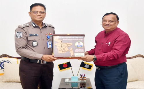 বাংলাদেশ পুলিশের নবনিযুক্ত মহাপরিদর্শক (আইজিপি) আলী হোসেন ফকির-এর সঙ্গে সৌজন্য সাক্ষাৎ করেছেন দৈনিক আমার কাগজ সম্পাদক ফজলুল হক ভুইয়া রানা।