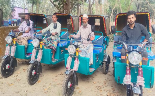 ছাত্রদল নেতা আশরাফের অর্থায়নে   চার দরিদ্র পেলো চারটি অটোরিকশা