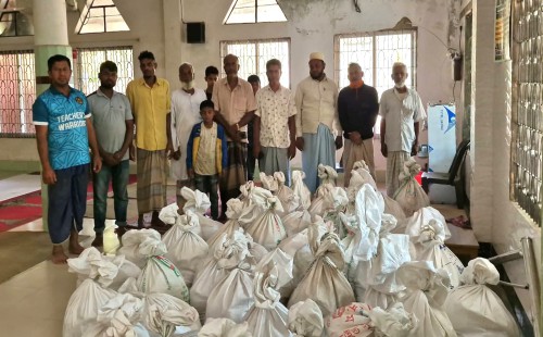 ওমরাবাদ সমাজকল্যাণ সংস্থার ইফতার সামগ্রী বিতরণ