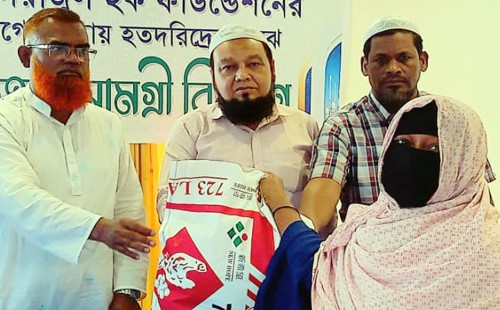 হাজী সিরাজুল হক স্মৃতি ফাউন্ডেশনের ইফতার সামগ্রী বিতরণ