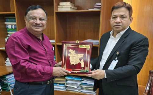 স্বাস্থ্য ও পরিবার কল্যাণ মন্ত্রণালয়ের স্বাস্থ্য সেবা  মোঃ কামরুজ্জামান চৌধুরীর সঙ্গে সৌজন্য সাক্ষাৎ করেছেন দৈনিক আমার কাগজ সম্পাদক ফজলুল হক ভুইয়া রানা।