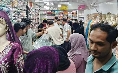 ফেনীতে জমেছে এফ রহমান এসি মার্কেট    সাধ্যের মধ্যে বাহারি রঙের পোশাক