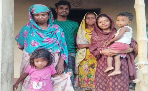 দাগনভূঞায় গৃহহীন মোক্তারার আকুতি  আমার মৃত্যুর পর কবরের জায়গা দিবে কে?