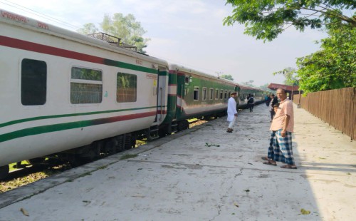 বৈরী আবহাওয়ায় বিপর্যস্ত রেলপথ   নোয়াখালী-ঢাকা ট্রেন চলাচল অচলাবস্থা
