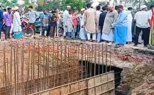 কালভার্ট ভেঙে ড্রেন নির্মাণের প্রতিবাদে ছাগলনাইয়ায় এলাকাবাসীর মানববন্ধন