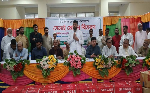 পরশুরামে নারীদের মাঝে সেলাই মেশিন বিতরণ করেন এমপি মজনু