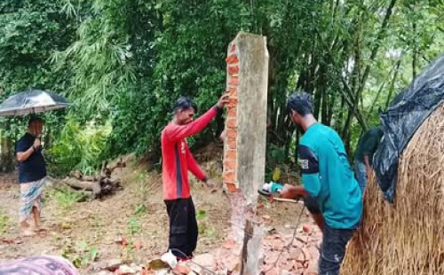 বিধবার বাড়ির ভাউন্ডারী দেয়াল জোরপূর্বক ভাংচুর