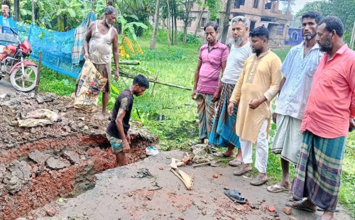 দাগনভূঁঞায় সড়কে পানি নিষ্কাশনের ব্যবস্থা না থাকায় দুর্ভোগ