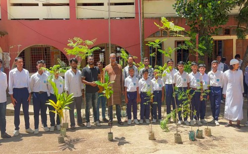 ফেনী পৌর ছাত্রদলের উদ্যোগে সেন্ট্রাল হাই স্কুলে বৃক্ষরোপণ ও চারা বিতরণ