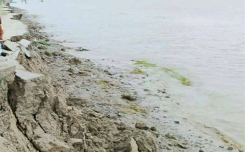 জোয়ারের তোড়ে ক্ষতিগ্রস্ত ৮০০ মিটার বেড়িবাঁধ   উৎকণ্ঠায় হাতিয়ার উপকূল’র বাসিন্দারা