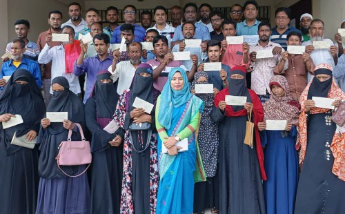সোনাগাজীতে টর্নেডোয় ক্ষতিগ্রস্তদের অনুদান প্রদান